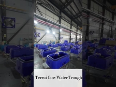 Tanque de água azul e resistente para o gado