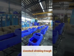 Reservatório de água para gado de polietileno azul com taxa de fluxo